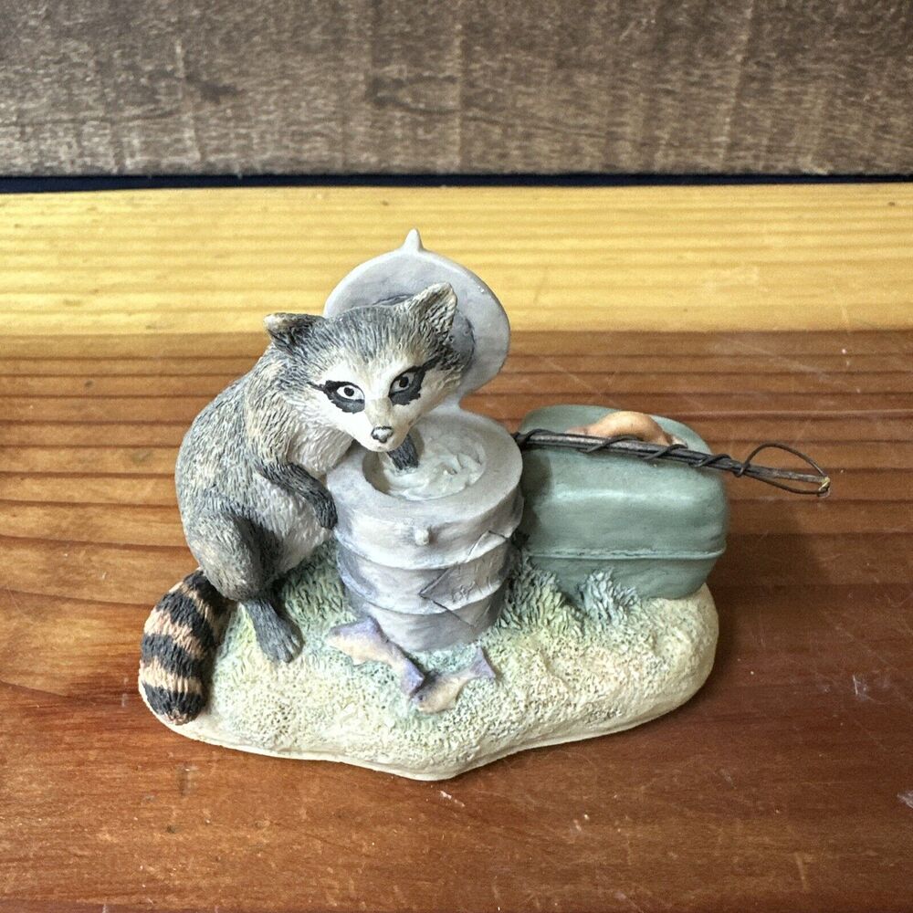 Lowell Davis ‘Coon Capers’ 1988 Scotland Figurine Racoon Stealing Fish